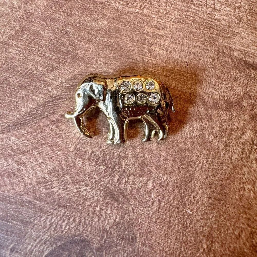 Elephant BroochโPin Clear Rhinestone Gold Tone Vintage Collectible Boho Zoo